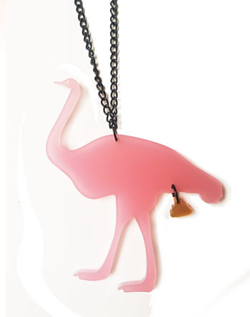 The Golden Turd: roze struisvogel