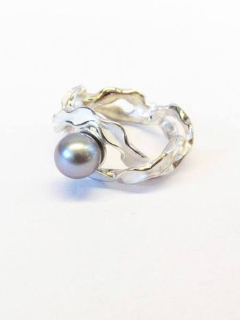 Zilveren gevlochten ring "Panta Rhei" met grijze parel